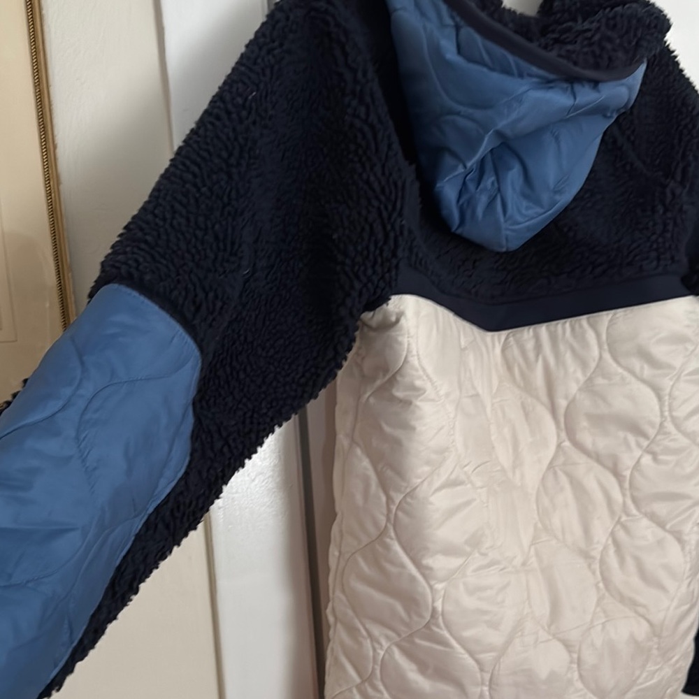 Nike Black and Cream Puffer Jacket with Hood and Full-Length Zipper - Picture 9 of 10